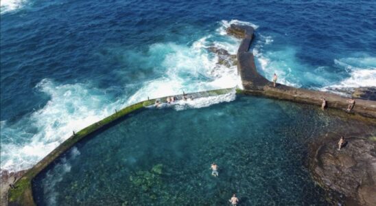 Un homme britannique de 63 ans perd la vie emporté par des vagues à Tenerife avec deux nageurs dans une zone touristique