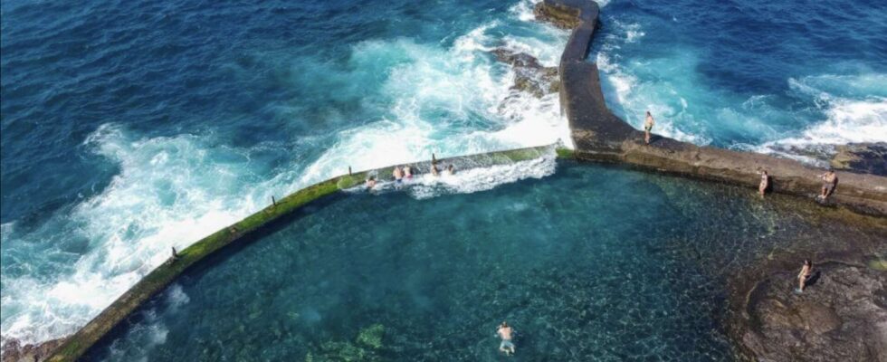 Un homme britannique de 63 ans perd la vie emporté par des vagues à Tenerife avec deux nageurs dans une zone touristique