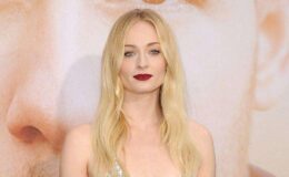 Sophie Turner affiche son ventre sculpté en bikini minimaliste lors d'une sortie entre amies : découvrez les photos.