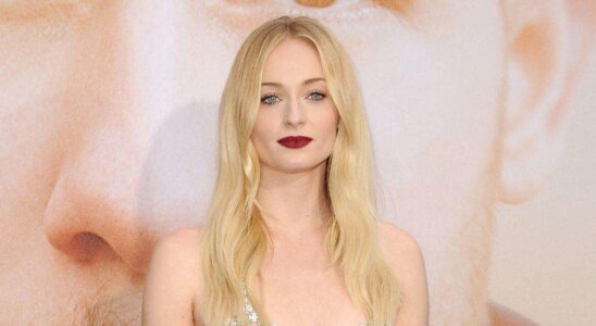 Sophie Turner affiche son ventre sculpté en bikini minimaliste lors d'une sortie entre amies : découvrez les photos.