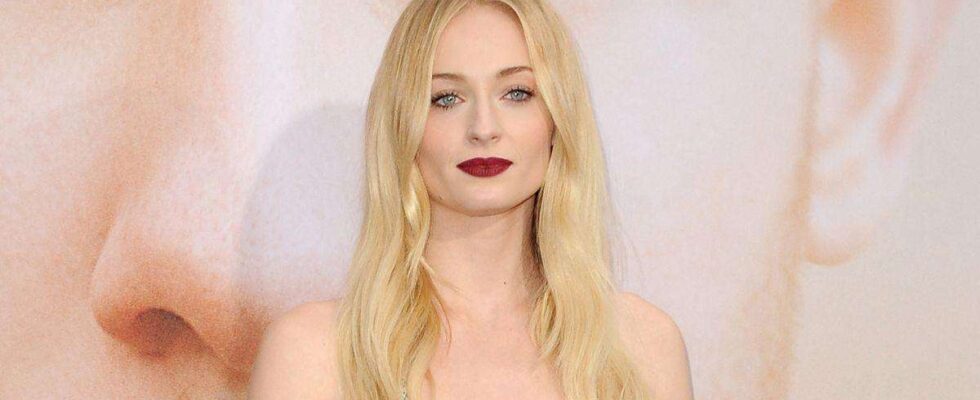 Sophie Turner affiche son ventre sculpté en bikini minimaliste lors d'une sortie entre amies : découvrez les photos.