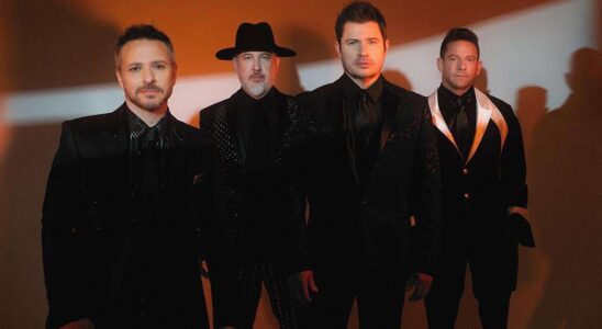 98 Degrees confie que réinterpréter leurs classiques a été un défi, mais demeure une expérience passionnante : un voyage enrichissant