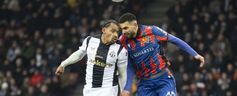 Le FC Zurich étonne avec des attaquants défenseurs mais s'incline face au FC Bâle dans le choc des géants.