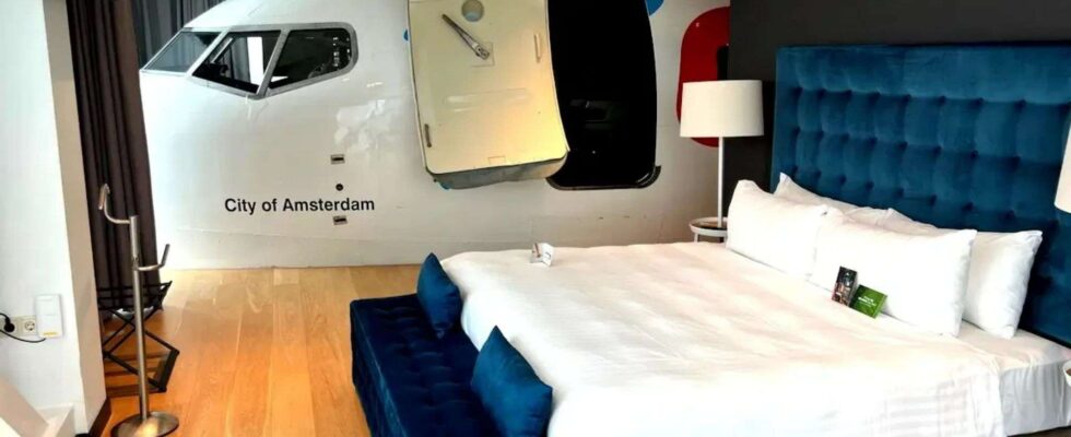 Titre : Découverte surprenante : un cockpit d'avion dans ma chambre d'hôtel pour un week-end en ville, une expérience inédite pour les amateurs d'aviation.