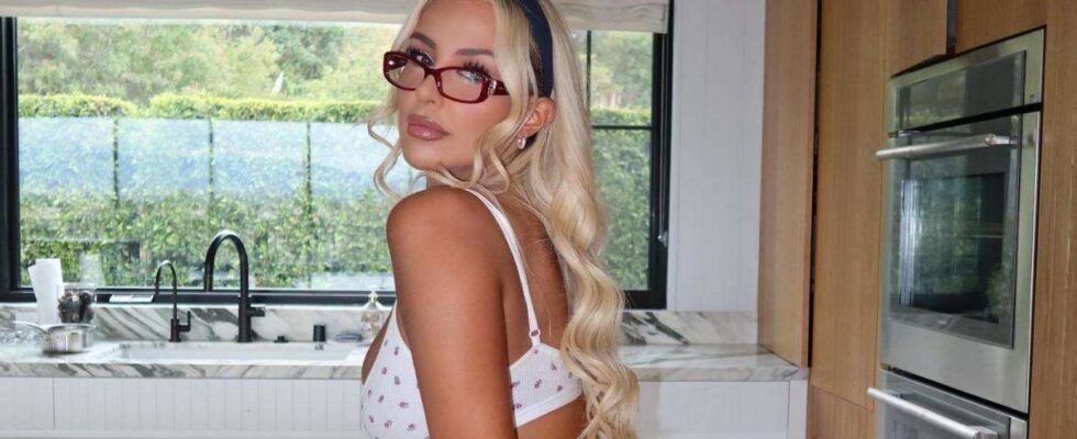 Tana Mongeau incarne une 'Fille Gentille' en lingerie sexy pour une séance photo audacieuse dans sa cuisine