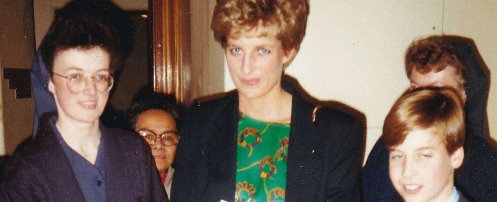 Le prince William éblouissant avec sa mère, la princesse Diana, dans des clichés rares de leur visite à The Passage en 1993.