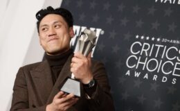 Jon M. Chu exprime son étonnement après sa victoire inattendue aux Critics Choice pour 'Wicked' : 'Je navigue entre deux réalités'