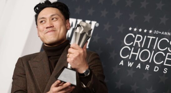 Jon M. Chu exprime son étonnement après sa victoire inattendue aux Critics Choice pour 'Wicked' : 'Je navigue entre deux réalités'