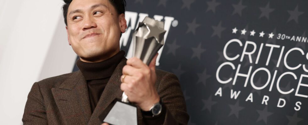 Jon M. Chu exprime son étonnement après sa victoire inattendue aux Critics Choice pour 'Wicked' : 'Je navigue entre deux réalités'