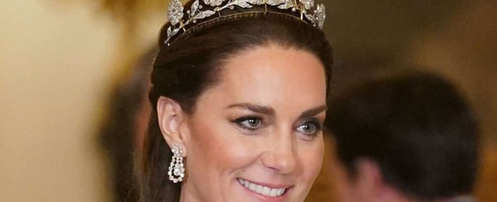 Le couronnement de Kate : comment elle a défié la tradition avec sa tiare.