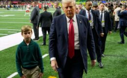 Theo, le petit-fils de Trump, 7 ans, attire tous les regards en jouant le rôle de garde du corps de Don au Super Bowl, devenant ainsi la star surprise de l'événement.