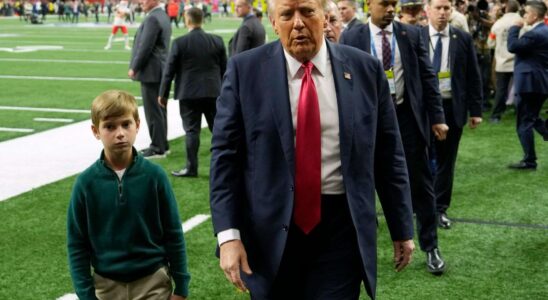 Theo, le petit-fils de Trump, 7 ans, attire tous les regards en jouant le rôle de garde du corps de Don au Super Bowl, devenant ainsi la star surprise de l'événement.