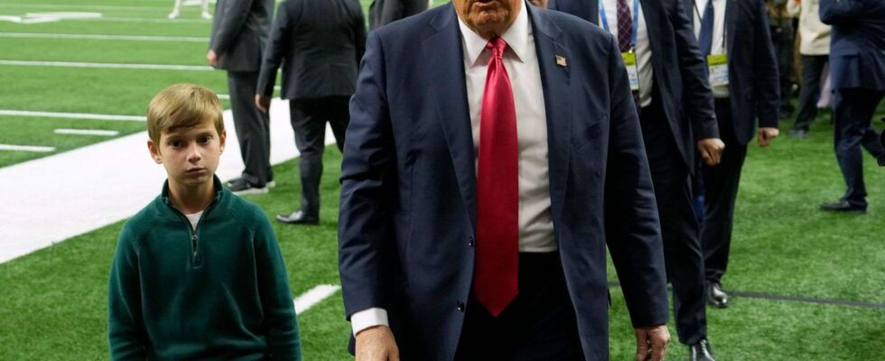 Theo, le petit-fils de Trump, 7 ans, attire tous les regards en jouant le rôle de garde du corps de Don au Super Bowl, devenant ainsi la star surprise de l'événement.