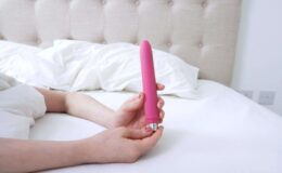 Alerte sur l'utilisation des jouets sexuels : Évitez les erreurs pouvant causer des infections urinaires, de la salmonelle et de l'hépatite selon les experts.