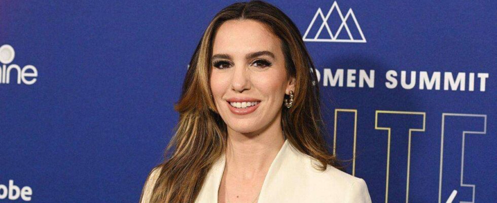 Christy Carlson Romano révèle qu'elle a échappé à la cécité après qu'une balle soit passée à un millimètre de son œil