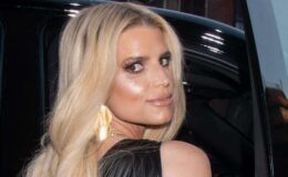 Jessica Simpson se régale d'un corn dog avec allure dans une photo sexy après sa rupture avec Eric Johnson : 'Prête à vous offrir une collation demain ?'