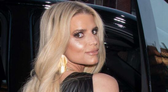 Jessica Simpson se régale d'un corn dog avec allure dans une photo sexy après sa rupture avec Eric Johnson : 'Prête à vous offrir une collation demain ?'