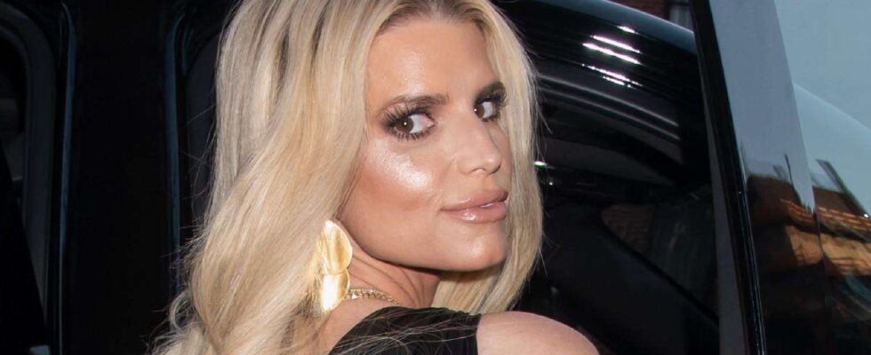 Jessica Simpson se régale d'un corn dog avec allure dans une photo sexy après sa rupture avec Eric Johnson : 'Prête à vous offrir une collation demain ?'