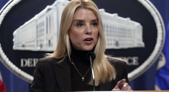 Pam Bondi intente un procès à New York sur les questions d'immigration - Un avertissement pour la suite