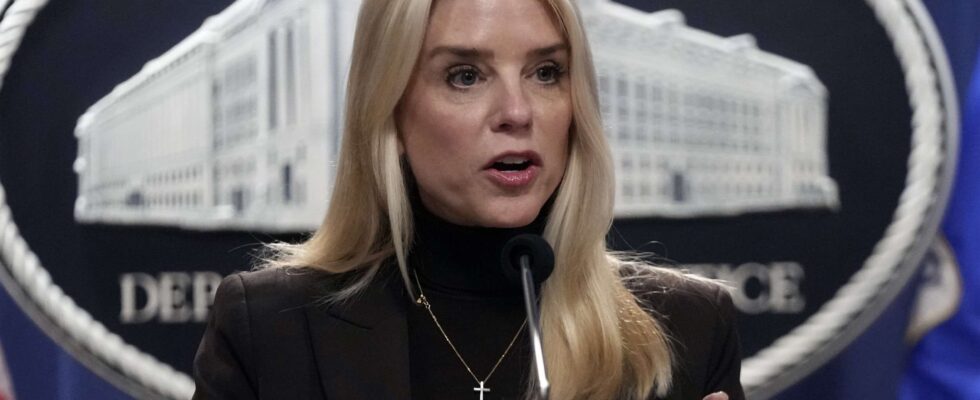 Pam Bondi intente un procès à New York sur les questions d'immigration - Un avertissement pour la suite