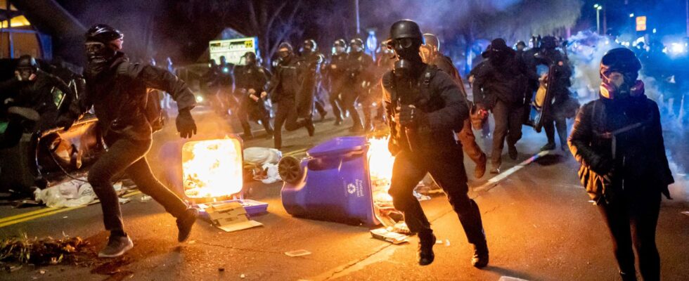 Des fonds de 27 millions de dollars pour soutenir un groupe d'aide aux manifestants de gauche en difficulté judiciaire