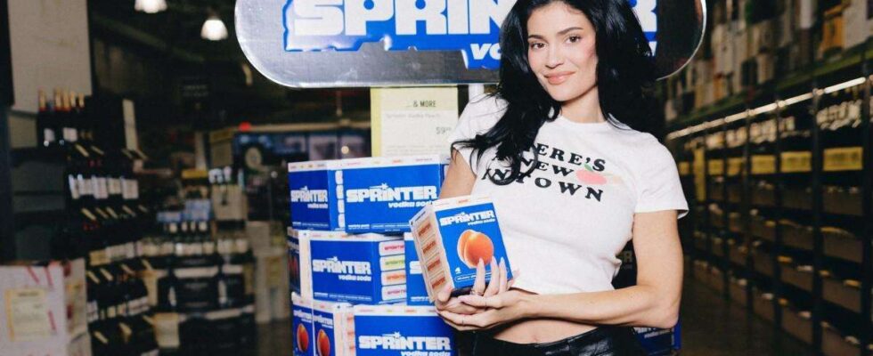 Kylie Jenner dévoile son ventre sculpté à l'événement Sprinter Vodka après une soirée romantique avec Timothée Chalamet : Découvrez les photos