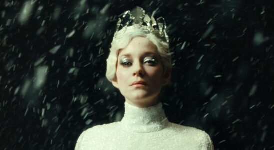 Analyse de 'La Tour de Glace' : Marion Cotillard incarne une reine glaciale dans un conte de fées à la fois élégant et déroutant.