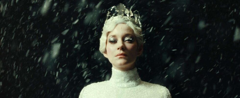 Analyse de 'La Tour de Glace' : Marion Cotillard incarne une reine glaciale dans un conte de fées à la fois élégant et déroutant.