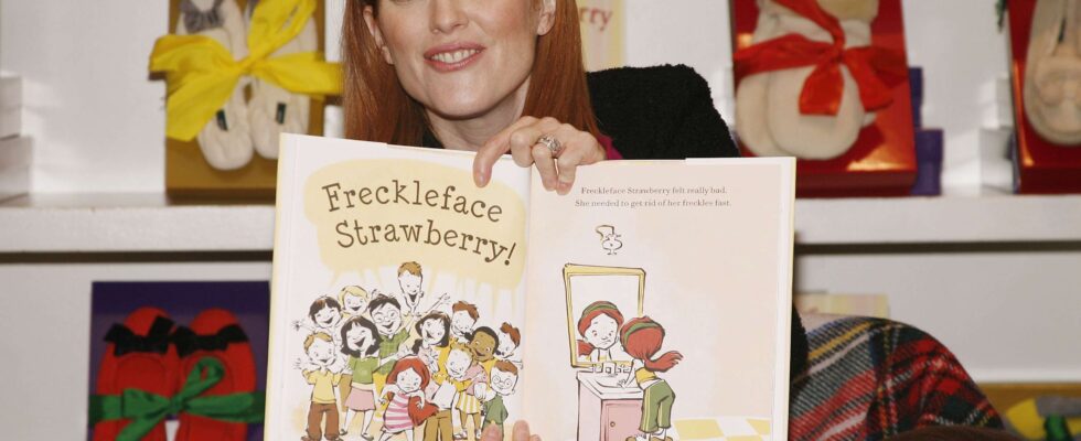 Julianne Moore dénonce la censure de son livre pour enfants 'Freckleface Strawberry' sous l'ère Trump