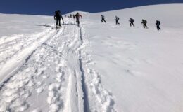 Préparation de la scène des skitourengehers pour la course Preber 2025