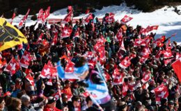 Titre : L'intensité du championnat du monde de biathlon à domicile : quand les spectateurs hurlent au rythme des tirs