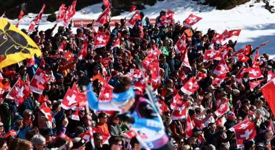 Titre : L'intensité du championnat du monde de biathlon à domicile : quand les spectateurs hurlent au rythme des tirs