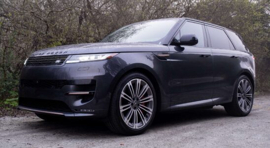 Analyse du Range Rover Sport PHEV 2025 : Élégance et confort avec une innovation électrique.