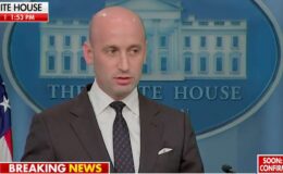 Stephen Miller enseigne le civisme aux médias d'entreprise lors d'un briefing à la Maison Blanche