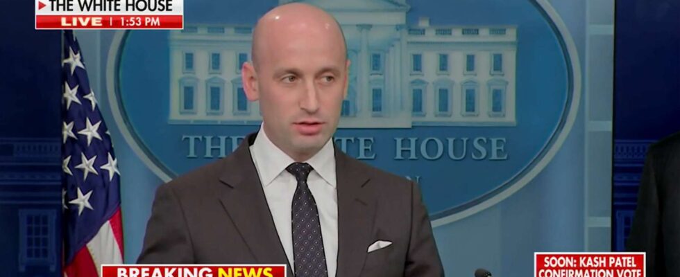 Stephen Miller enseigne le civisme aux médias d'entreprise lors d'un briefing à la Maison Blanche