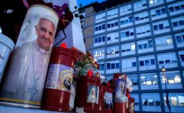 Le pape François, 88 ans, adresse un message depuis l'hôpital alors qu'il fait face à une double pneumonie dans un état critique.