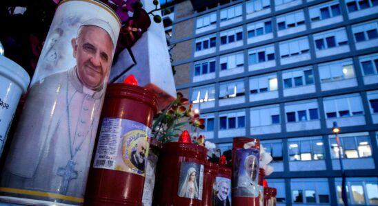 Le pape François, 88 ans, adresse un message depuis l'hôpital alors qu'il fait face à une double pneumonie dans un état critique.