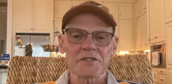 James Carville exprime son indifférence face aux initiatives de protection des filles dans le sport