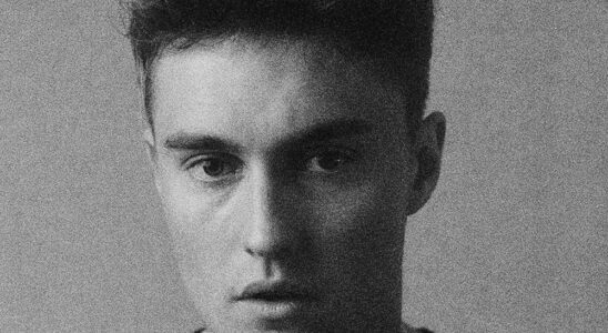 Sam Fender évoque son album 'People Watching' et les défis de la scène rock underground : l'industrie musicale et ses barrières pour les classes populaires.