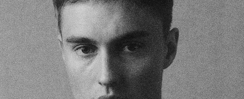 Sam Fender évoque son album 'People Watching' et les défis de la scène rock underground : l'industrie musicale et ses barrières pour les classes populaires.