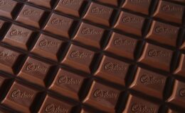 Cadbury et Mars modifient leurs sachets emblématiques : une décision qui déçoit les consommateurs