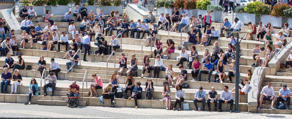 La moitié des Britanniques favorables au travail au bureau à temps plein, mais réclament une meilleure compensation pour les trajets après les critiques d'un patron du secteur de la vente au détail sur le télétravail.