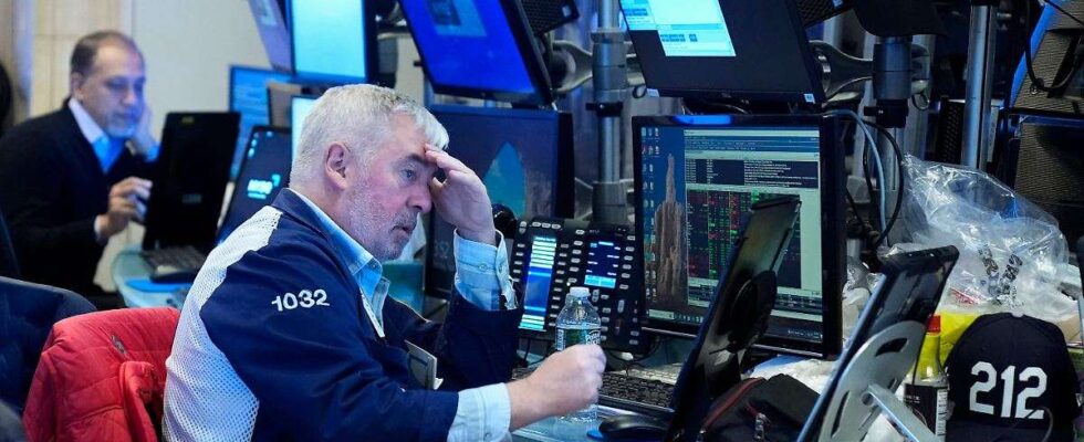 L'optimisme des consommateurs en baisse : Wall Street impactée par les indicateurs économiques et les tensions tarifaires