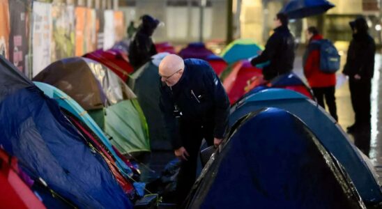 Des mois de désordre sur la grande rue : la vaste « ville de tentes » de migrants démantelée puis réapparue en quelques heures