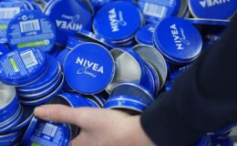 Beiersdorf, fabricant de Nivea, prévoit un ralentissement de la croissance et défie Trump