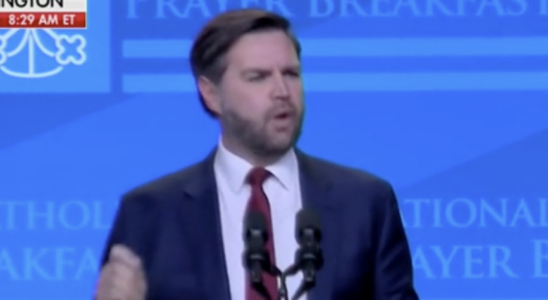 JD Vance informe les catholiques que l'administration Trump a déjà contrecarré les politiques anti-chrétiennes de Biden.