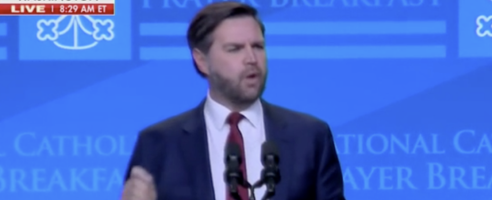 JD Vance informe les catholiques que l'administration Trump a déjà contrecarré les politiques anti-chrétiennes de Biden.