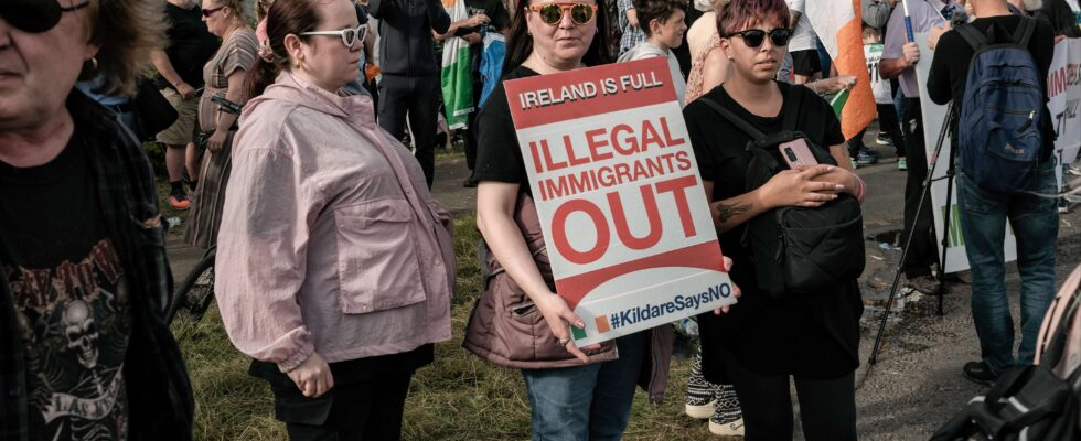 Titre : Colère face à la crise migratoire en Irlande : vigilantes, incendies criminels et agressions au couteau dans un contexte de villes de tentes émergentes