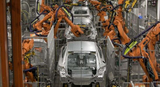 Dudenhöffer met en garde contre les tarifs douaniers américains : Impact de Trump sur l'emploi dans l'industrie automobile